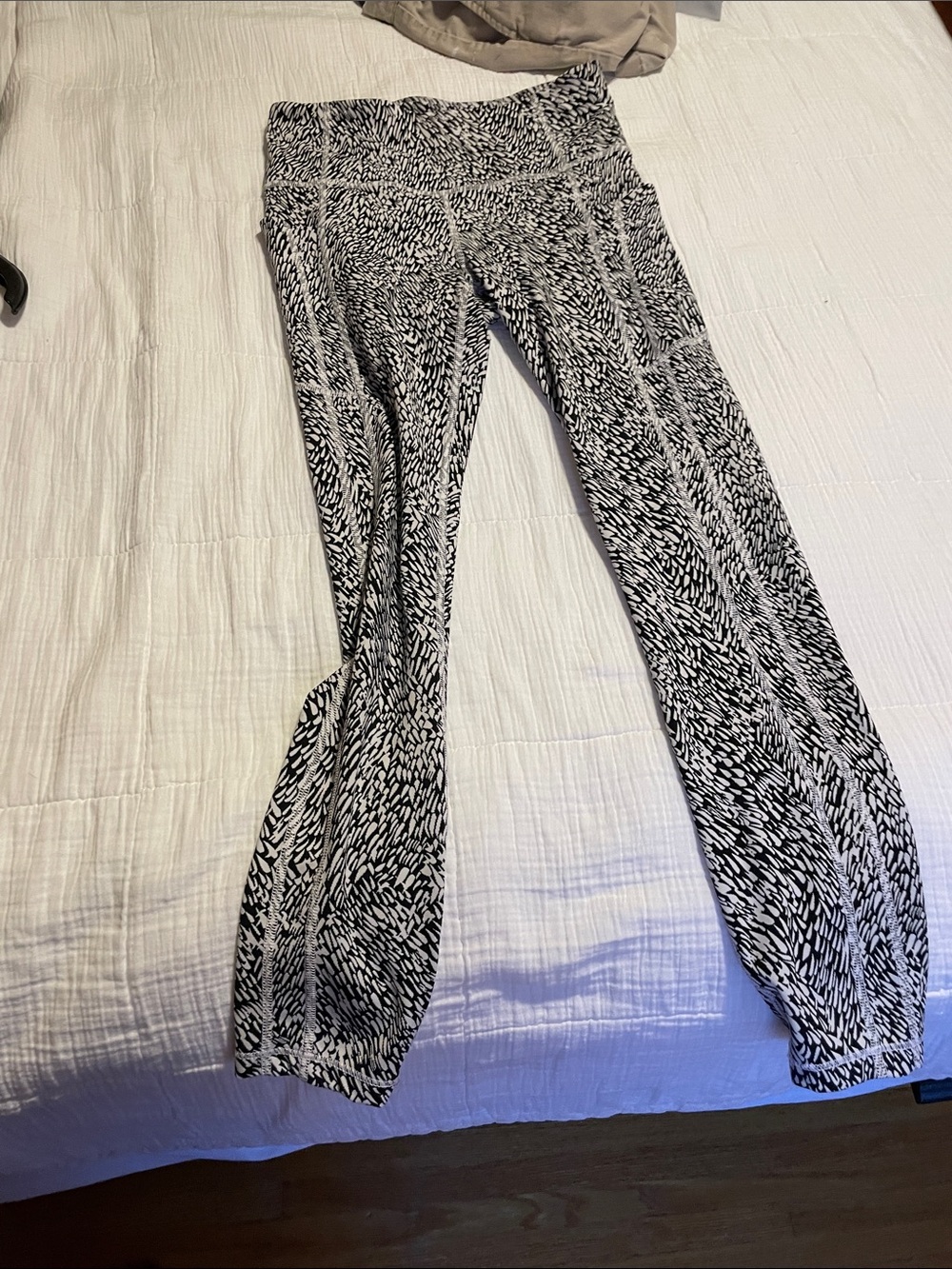 High-Waist Black & White Printed Active Leggings